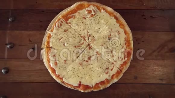吃披萨上景男性手拿奶酪披萨视频的预览图