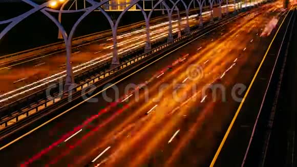 时光流逝傍晚高速公路长时间暴露的模糊汽车视频的预览图