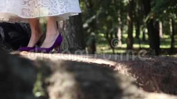 女子高跟鞋双脚跳跃特写照片视频的预览图