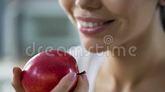 饥肠辘辘的女孩胃口很大咬着多汁的大苹果工作时吃健康的零食视频的预览图