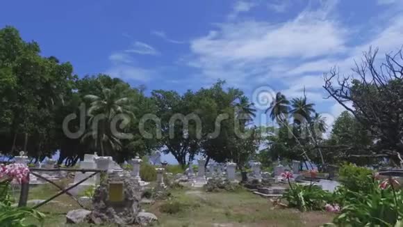 漫步在塞舌尔拉迪盖岛的旧墓地视频的预览图