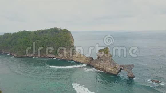 鸟瞰美丽的白沙阿图海滩蓝色的海浪努萨佩尼达印度尼西亚巴厘旅行概念录像视频的预览图