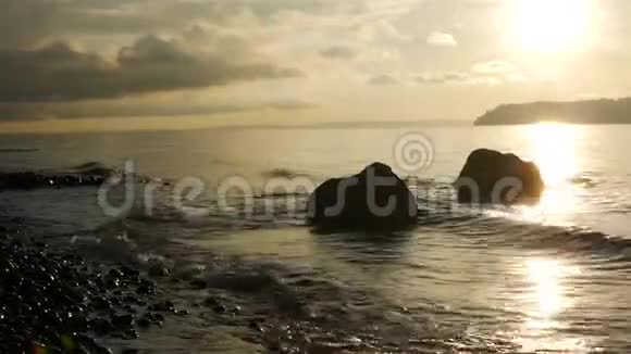 黄金时段有岩石海滩的海洋视频的预览图