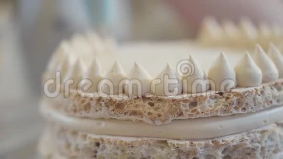 统一配置的糖果师将刚煮好的甜奶油或奶油与糕点袋一起装饰蛋糕视频的预览图