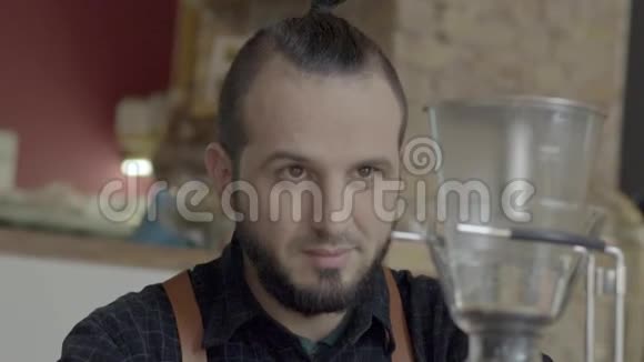 积极的咖啡师男子准备咖啡塞芬搅拌温度视频的预览图