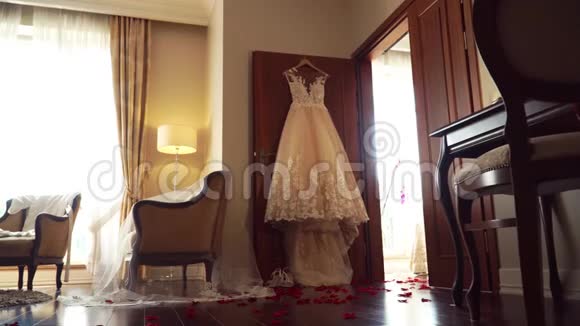 婚纱和地板上的玫瑰花瓣视频的预览图