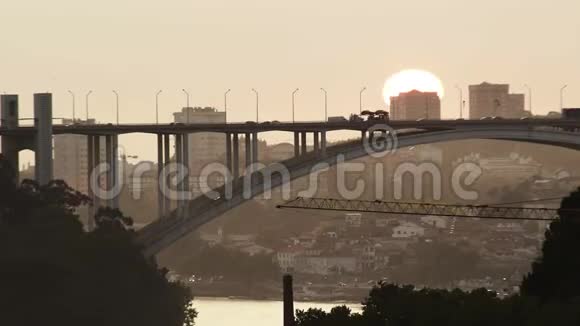 日落时的桥和高顶城市景观视频的预览图