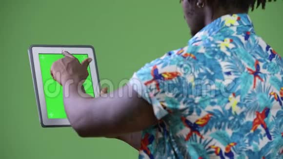 年轻英俊的非洲游客使用数码平板电脑视频的预览图