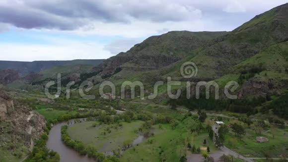 山谷和河流在风景如画的山脉之间空中景观视频的预览图