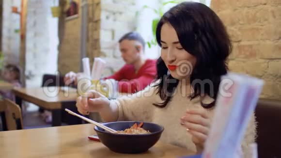 红唇美丽的韩国人在韩国餐馆吃米粉视频的预览图