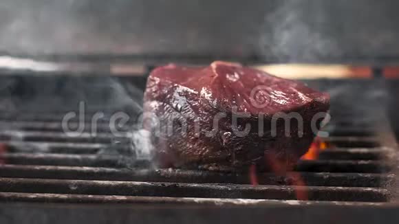 厨师把肉放在热烤架上动作缓慢关闭视频的预览图