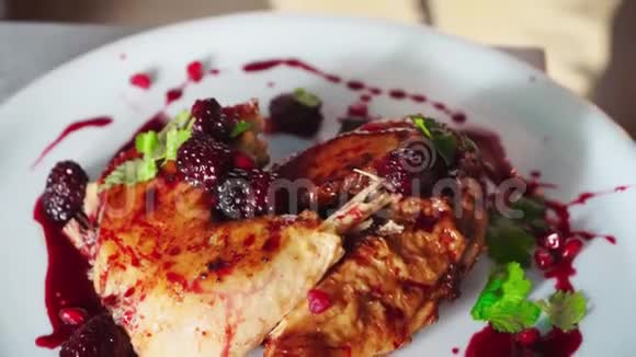 格鲁吉亚菜烤鸡腌黑莓视频的预览图