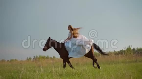 两个穿着白色连衣裙的女孩骑马女孩们骑马在田野上跳跃慢动作视频的预览图