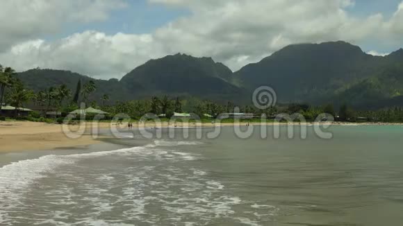 夏威夷哈纳利海滩的巨浪视频的预览图