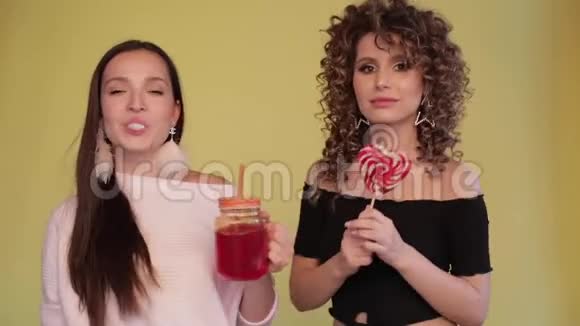 酷的性感女孩吹口香糖舔棒棒糖视频的预览图