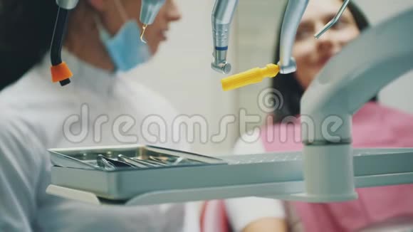 一个年轻的女孩被录取去看牙医在这段时间里她张开嘴了解医生视频的预览图