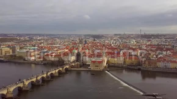布拉格11月秋季卡洛夫桥的鸟瞰图视频的预览图