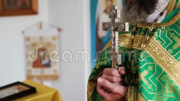 祭司手中有十字架的景像祷告视频的预览图