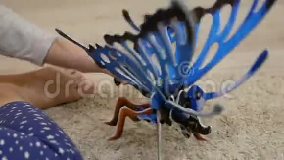 女孩玩蝴蝶的三维拼图视频的预览图