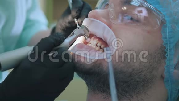 牙医的病人治疗视频的预览图