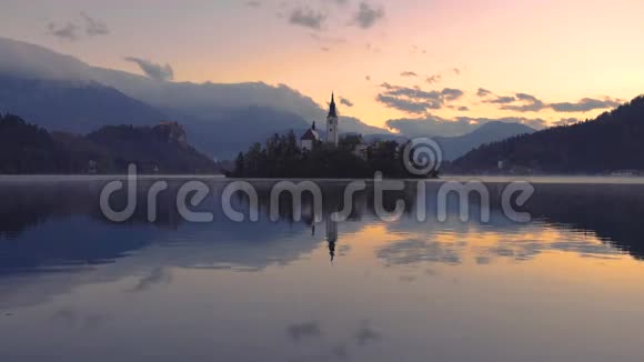 小岛上的圣玛丽教堂与布莱德湖上空日落斯洛文尼亚欧洲视频的预览图