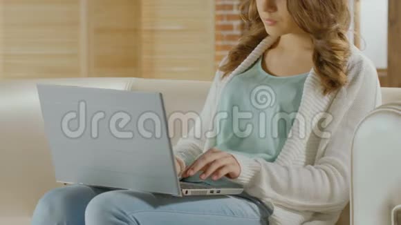 女记者在笔记本电脑上打字自由职业者在家工作特写视频的预览图