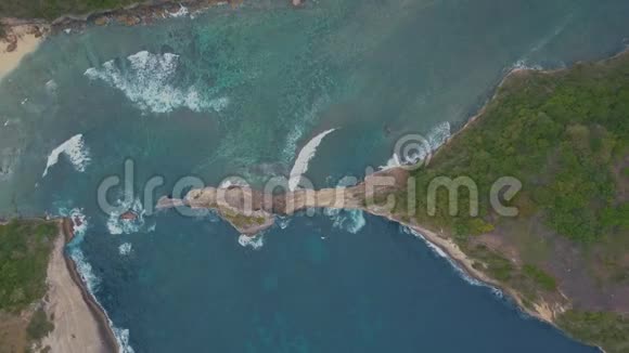 鸟瞰美丽的白沙阿图海滩蓝色的海浪努萨佩尼达印度尼西亚巴厘旅行概念录像视频的预览图