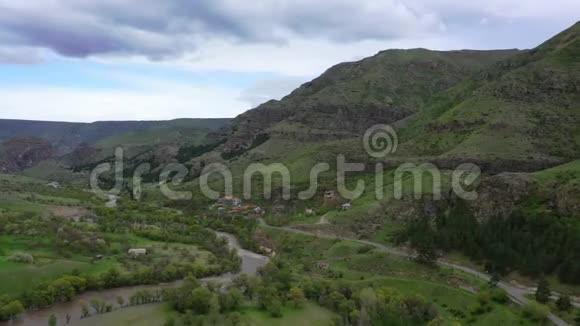 空中观景山谷和河流在风景如画的山脉之间视频的预览图