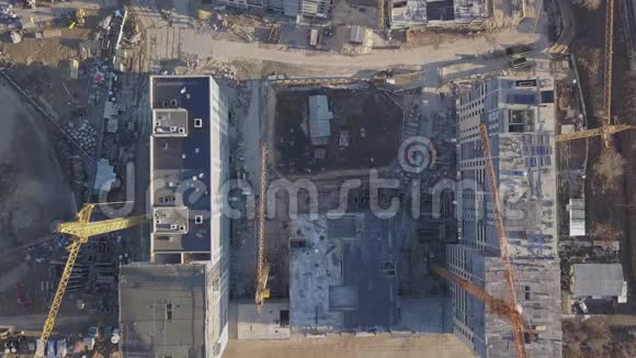 新建住宅综合体建设地点从工地上空飞过视频的预览图