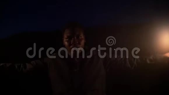 年轻的非洲男人晚上手里拿着星星视频的预览图