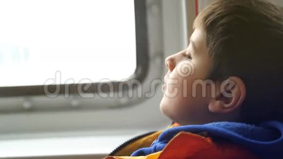 男孩看着窗外视频的预览图