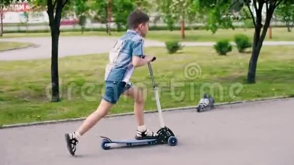 这个男孩在夏天阳光明媚的天气里在公园里骑滑板车心情很好视频的预览图