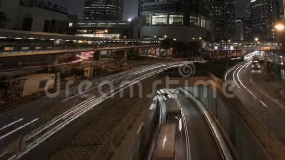 夜间城市的灯点亮交通的时间推移视频的预览图