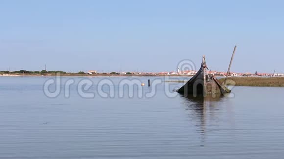 独孤沉舟半沉于葡萄牙阿维罗泻湖河口地平线上的小镇视频的预览图
