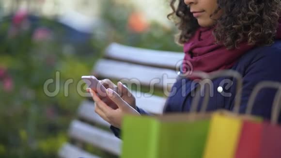 年轻的购物狂在智能手机上滚动页面在线下单电子购物视频的预览图