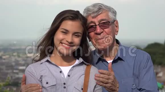 西班牙裔祖父和孙女爱家视频的预览图
