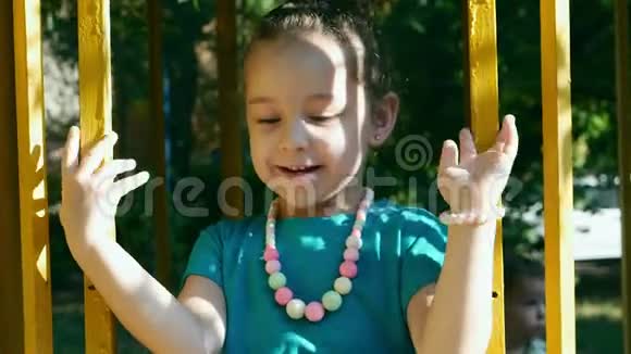 小女孩笑着拍手在幼儿园玩得很开心孩子孩子教育学校4K视频的预览图