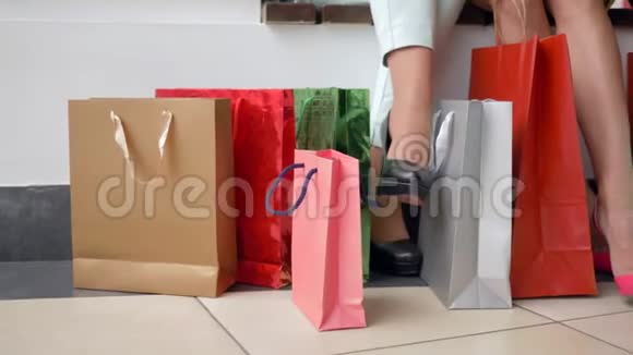 时尚购物时尚女朋友的腿与许多购买包装在折扣和销售季节视频的预览图