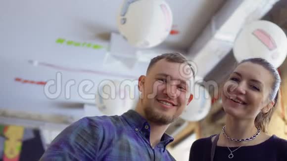 幸福的女人和男人对着镜头微笑挥动双手视频的预览图