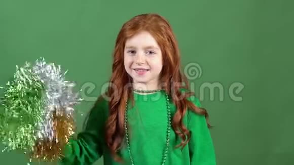 女孩红发庆祝圣帕特里克天绿墙背景举行欢呼pomp视频的预览图