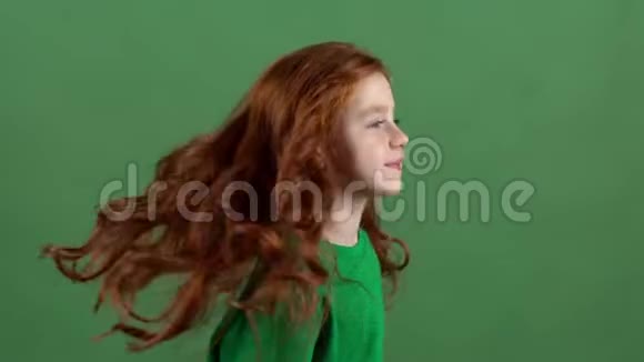 女孩红发庆祝圣帕特里克节绿墙背景转身视频的预览图