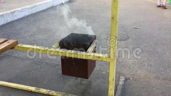 公共汽车站有垃圾焚烧的垃圾桶视频的预览图
