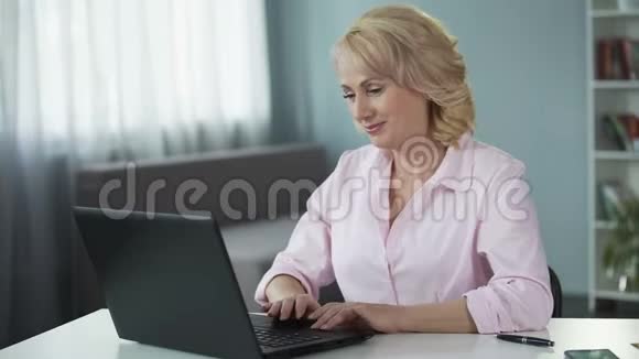 老年女士在约会网站上积极地与绅士调情和聊天视频的预览图