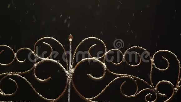 夜间第一场雪时乡间别墅的旧金属大门视频的预览图