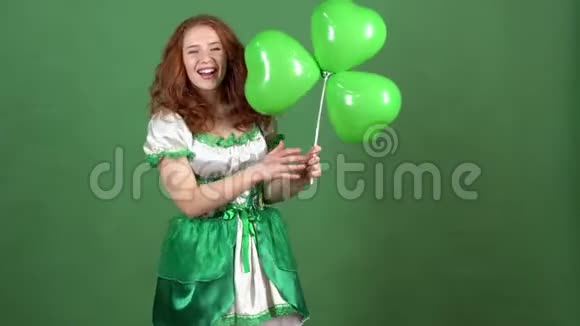 年轻女子穿着传统的连衣裙拿着气球庆祝圣帕特里克节视频的预览图