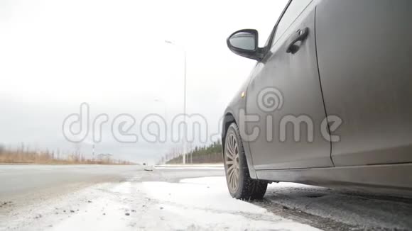 冬季驾驶一辆车站在路上年轻人来到车里走进车里视频的预览图