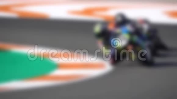 模糊的摩托车在一个赛车场和慢车比赛视频的预览图