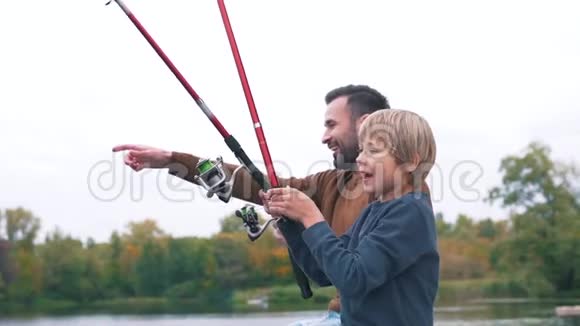 父子俩钓鱼玩得很开心视频的预览图