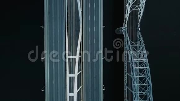 空中镜头日落时俯瞰基辅桥向后移动视频的预览图