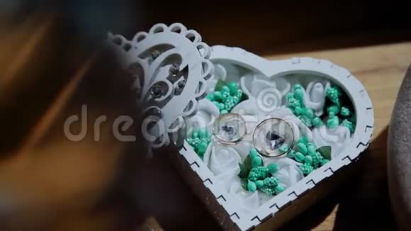 漂亮的结婚戒指放在盒子里阳光灿烂视频的预览图